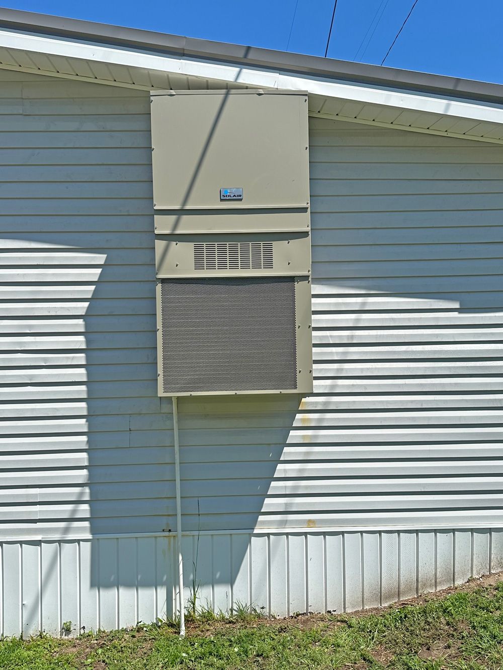 Finished new wall-mount package unit on a mobile home (after shot)